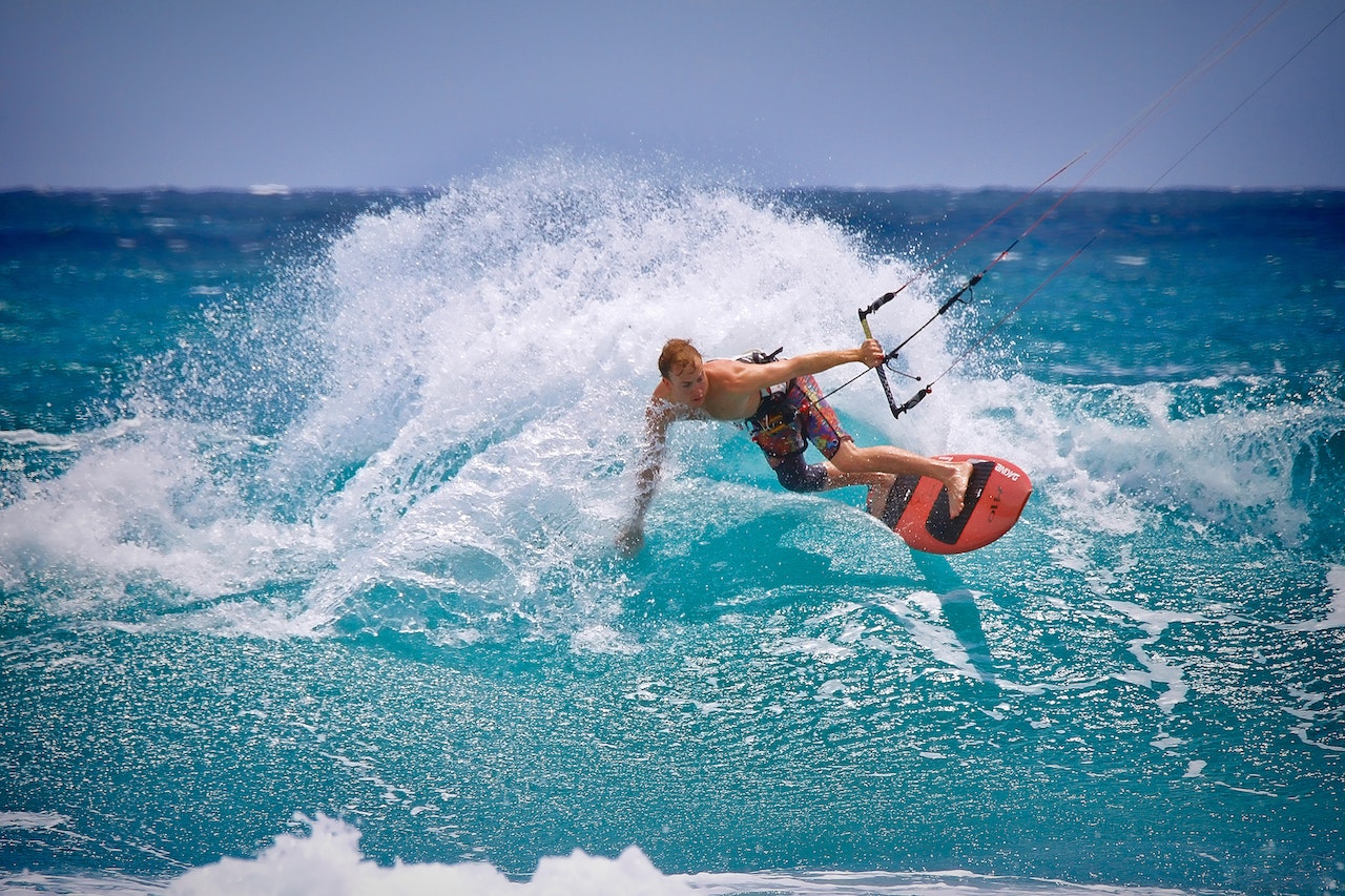 Descubre la emoción del kitesurf: ¡Surca los cielos y las olas!